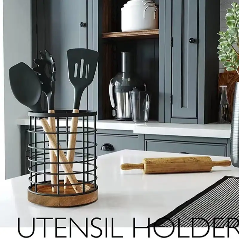 Metalltrådredskapsholder med trebunn
